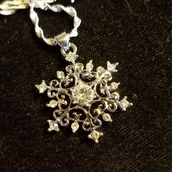 LAST ONE!White topaz & sterling snowflake necklace - Picture 2 of 7